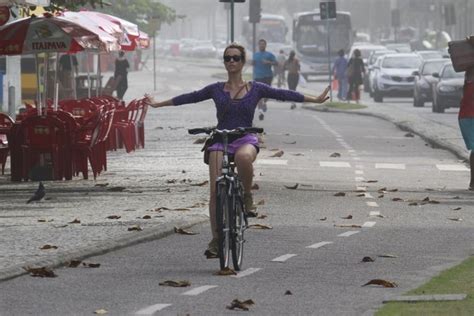 EGO Juliana Didone Anda De Bicicleta Na Orla Da Barra Da Tijuca No