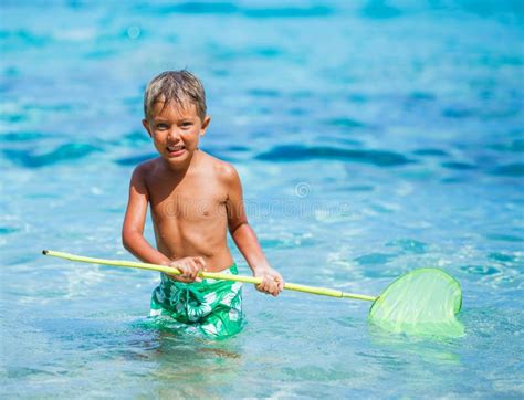 Ragazzo Che Gioca Nel Mare Fotografia Stock Immagine Di Bambino 56663610