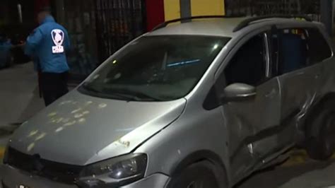 Caballito borracho cruzó en rojo y chocó a un auto con una familia