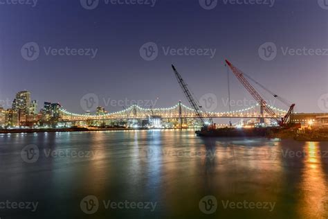 New York City skyline view from Gantry Park, Long Island City, Queens ...