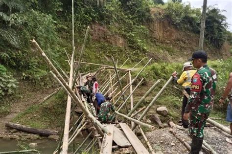 Satgas Pamtas Yonarmed 16 TK Dan Warga Desa Suruh Tembawang Bergotong