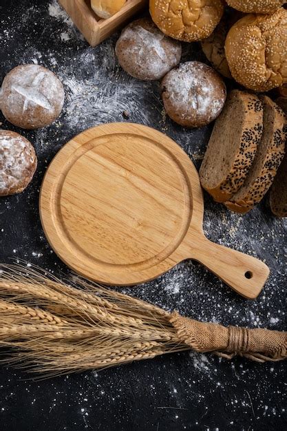 Una Tabla De Cortar De Madera Vac A Y Trigo En La Mesa Con Varios Tipos