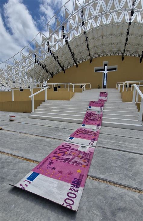 Bordalo Ii Invade Altar Palco Da Jmj E Estende Passadeira De Notas