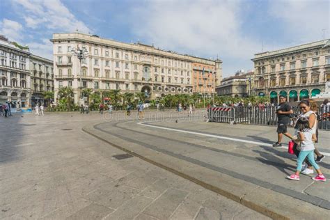 Piazza Del Duomo Zentraler Platz In Mailand Redaktionelles Foto Bild