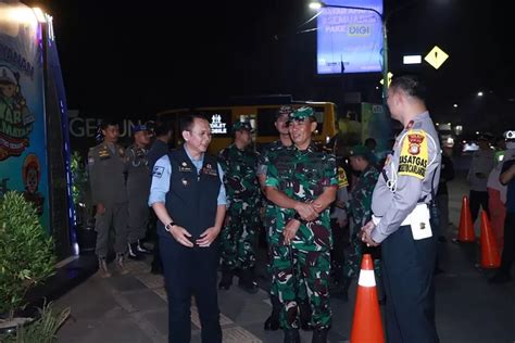 Malam Takbiran Pj Bupati Bekasi Bersama Forkopimda Tinjau Pospam Mudik