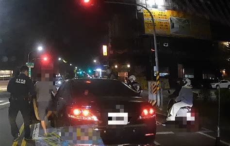 把機車停等區變停車格？男毒犯無視騎士安全，遭南市保大警幹員逮捕及開單