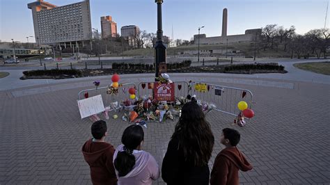 Fusillade Meurtrière Au Défilé Des Chiefs Un Troisième Homme Accusé