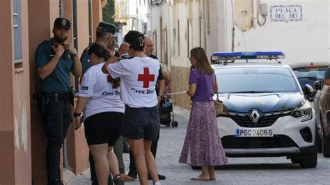 Un home mata la seva dona davant el seu fill i després se suïcida a