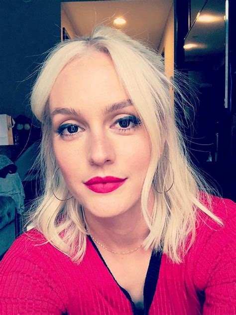 Leighton Meester With Platinum Blonde Hair And Pink Lipstick Cabelo