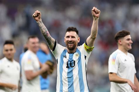 Messi é convidado a eternizar os pés na calçada da fama do Maracanã