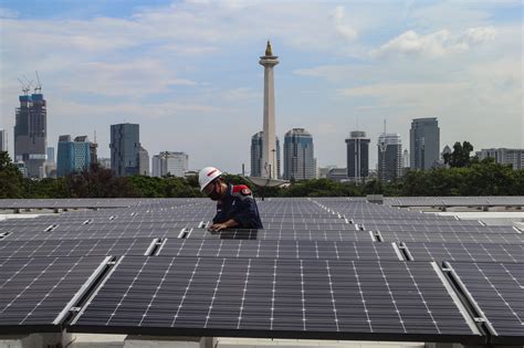 Perawatan Panel Listrik Tenaga Surya Di Istiqlal Lontar Id