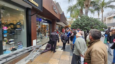 Un obrero cayó de una escalera mientras trabajaba en pleno centro de