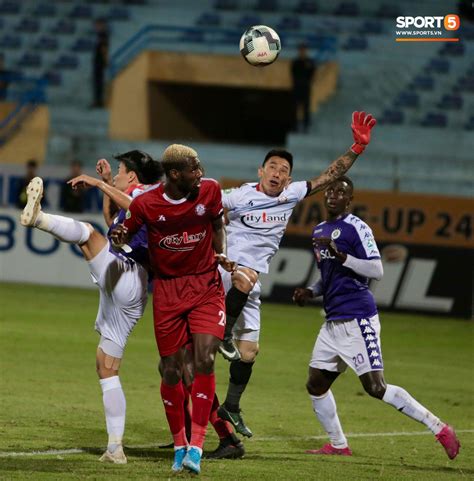 Hà Nội FC có bàn thắng gây tranh cãi cầu thủ TP Hồ Chí Minh phản ứng gay gắt với trọng tài
