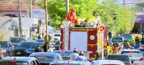 Vídeo cortejo fúnebre percorre ruas e população dá último adeus ao ex