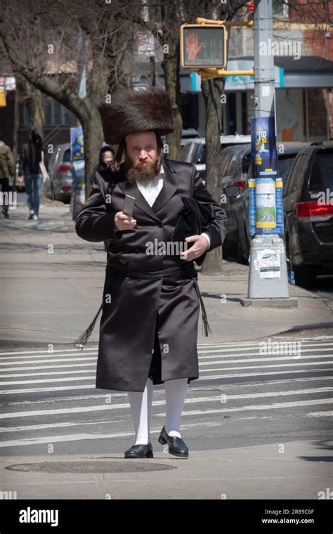 Ein orthodoxer jüdischer Mann läuft auf der Bedford Avenue in