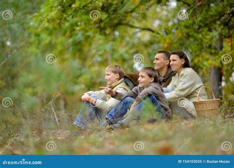 Retrato De La Familia De Cuatro Miembros En Parque Imagen De Archivo