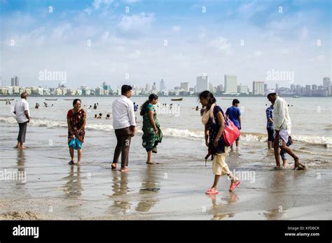 People on Girguam Chowpatty beach in Mumbai, India Stock Photo - Alamy