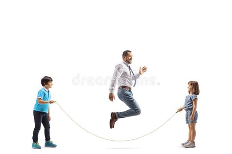 Niños Jugando a Saltar La Cuerda Con Su Padre Foto de archivo Imagen