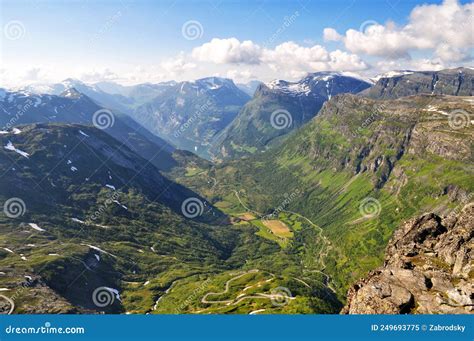 Vista Das Montanhas Altas E Dos Vales Profundos Na Rodovia De