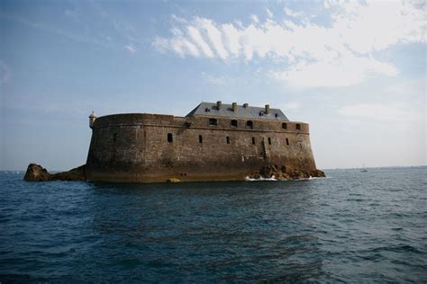 Le Fort De La Conchée Au Large De Saint Malo France Inter