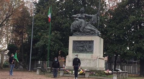 Novembre L Omaggio Degli Alpini Al Monumento Ai Caduti Il Saronno