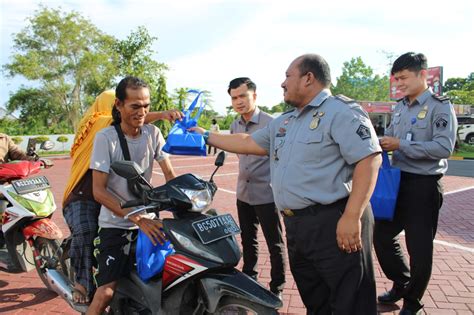 Berkah Ramadan Imigrasi Palembang Berbagi Takjil Hingga Beri Santunan