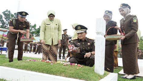 Hari Bhakti Adhyaksa Ke 63 Kajati Kepri Ziarah Di Taman Makam Pahlawan