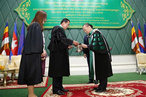 Le Pm Cambodgien Obtient Un Doctorat Honoris Causa En Communication