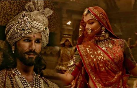 Padmavati Ghoomar Song: Deepika Padukone Looks Breathtakingly Beautiful ...