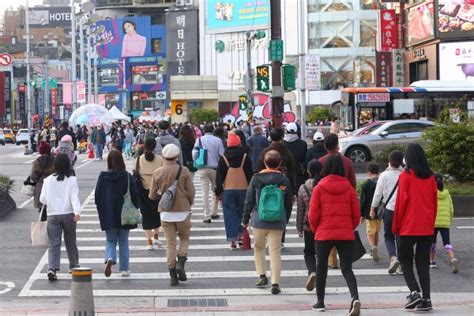 她去西門町逛街，遭4名「八大經紀」騷擾！內行人曝1特質容易被糾纏，不是因為穿得太少 Yahoo奇摩汽車機車