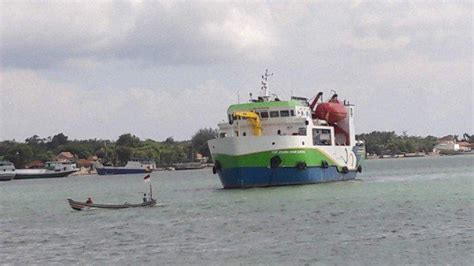 Cuaca Di Laut Buruk Pelayaran Kapal Rute Kalianget Kangean Tak