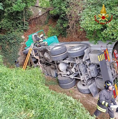 Servigliano Autocarro Si Ribalta Muore Sul Colpo Il Conducente