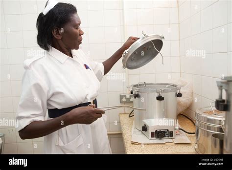 Enfermera Esterilizante Fotograf As E Im Genes De Alta Resoluci N Alamy