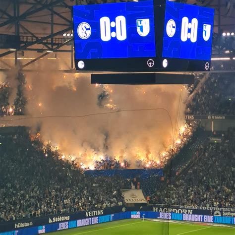 Schalker Ultras reagierten mit großer Rauchaktion auf Choreo Verbot