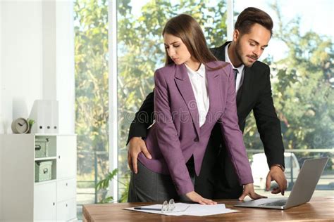 Patron Molestant Son Secrétaire Féminin Dans Le Bureau Image Stock Image Du Molester Gens