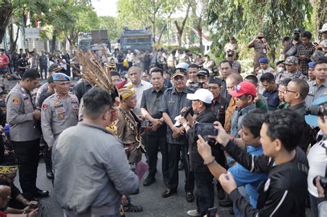 Temui Massa Aksi Demonstrasi Ketua DPRD Kalsel Tanda Tangani Tuntutan