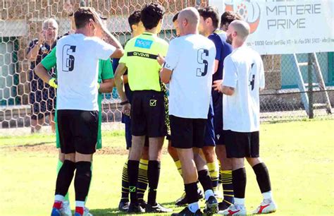 Maxi Rissa In Campo Calci E Pugni Partita Sospesa Arriva La Polizia