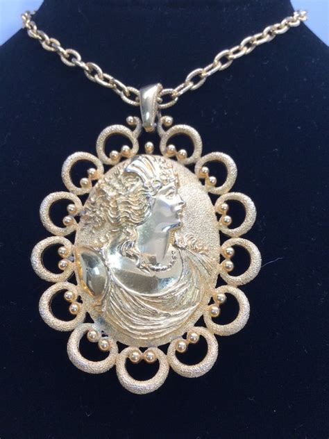 Vintage Trifari Cameo Gem