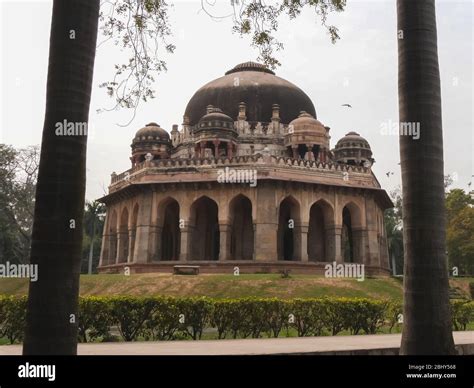 Tomb Of Muhammad Shah And Palms Trees At Lodhi Gardens Stock Photo Alamy