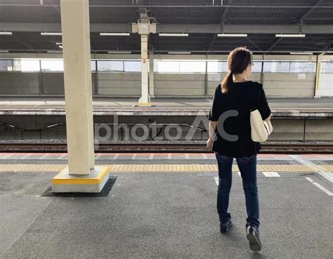 屋外のホームで電車を待つ女性 No 26569975｜写真素材なら「写真ac」無料（フリー）ダウンロードok