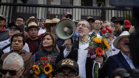 Bernardo Arévalo se une a indígenas guatemaltecos en marcha en defensa