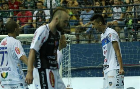 No Clássico das Penas Pato vence o Marreco e fica a um empate das