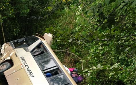 Acidente de ônibus deixa ao menos 13 mortos e cerca de 30 feridos em