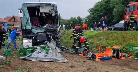 Accident grav în Sibiu Un autocar cu 56 de pasageri s a ciocnit cu un