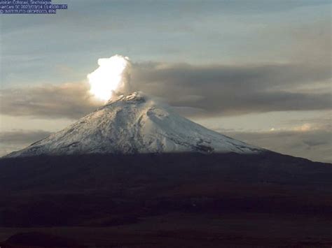 CUPSFIRE on Twitter Volcán Cotopaxi Emisión de gases y ceniza