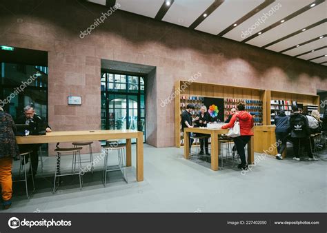 Apple Store interior with cstomers being helped by Apple Genius – Stock ...