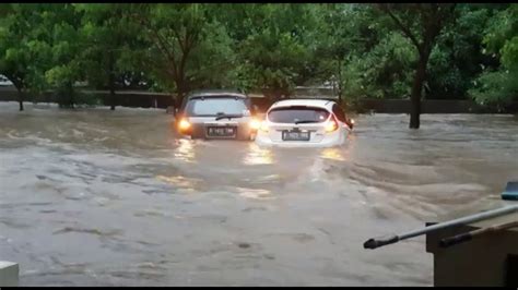 Kondisi Terkini Banjir Jakarta Mobil Terseret Arus Banjir 2 1 2020