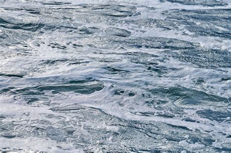 Olas Espumosas Oscuras Del Mar Tempestuoso Fondo Foto Premium