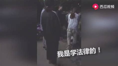 广西一女子被多人围殴不敢反抗，打人者：敢报警？我是学法律的！手机新浪网