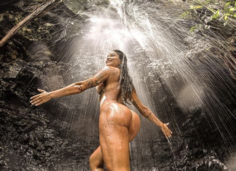 Aline Riscado posta foto nua em cachoeira e diz que amor é principal